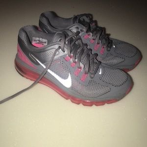 Like new nike air max.  Size 7.5